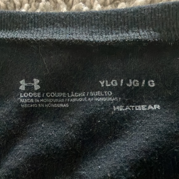 Four under armor workout tees.The sizes range between a youth M to an adult XS. - Picture 6 of 10